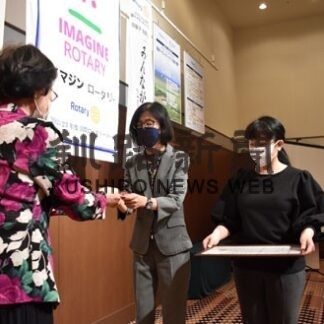 釧路ベイロータリーク、釧路高専茶道部に華道の道具寄贈(2022-09-18)