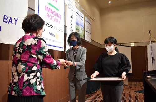 釧路ベイロータリーク、釧路高専茶道部に華道の道具寄贈(2022-09-18)