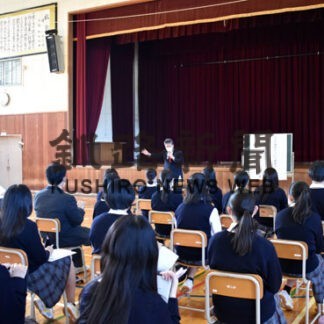 企業が求める人材理解　釧商高で「円甘味」の堀井社長講演(2022-10-01)