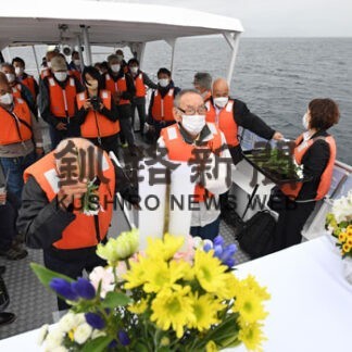 踏めぬ大地に思いはせ　羅臼洋上慰霊　(2022-09-18)