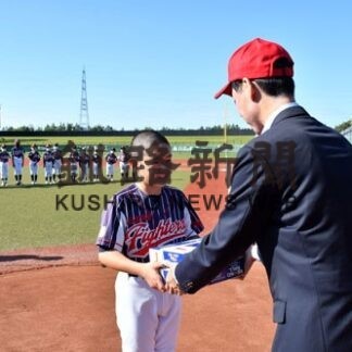 軟式ボール３０万円分 児童１４チームに寄贈　トヨタ自動車硬式野球部(2022-09-11)