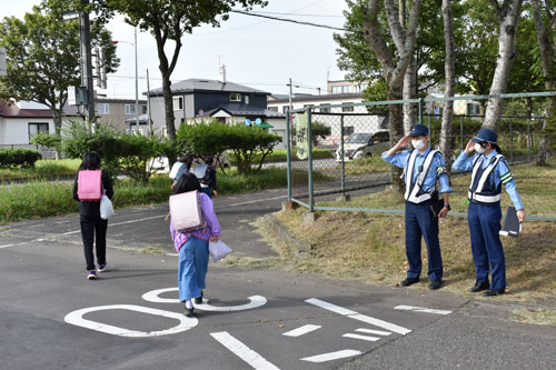 青葉小スクールゾーンで釧路署取り締まり(2022-09-13)