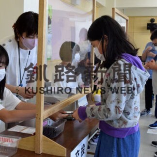 児童、選挙を模擬体験　釧路市選管、武佐小で出前講座(2022-09-07)