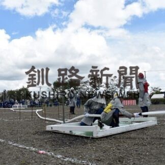 放水活動に団員ら真剣　釧路で秋季演習　(2022-09-05)