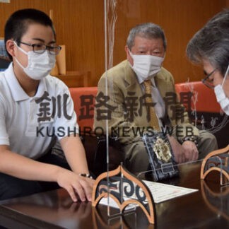 囲碁８強入賞市長に報告　伊東さん「プロ目指す」(2022-09-22)