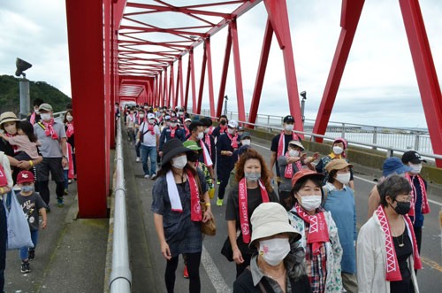 厚岸大橋 歴史に触れ歩く 開通50周年祝い町民ら参加(2022-09-05)