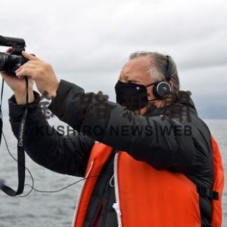 踏めぬ大地に思いはせ　羅臼洋上慰霊　_1(2022-09-18)