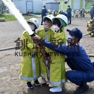 Ｆ育で意識高める　児童らが放水体験(2022-09-05)