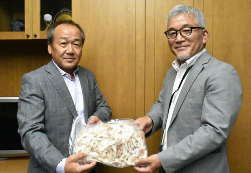 野付漁協が町教委にホッキ寄贈 給食でカレー提供(2022-10-20)