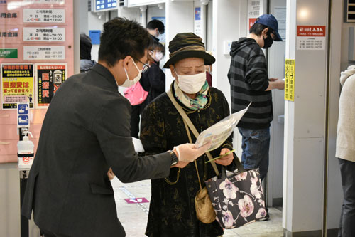 特殊詐欺被害防止でATM利用者に声掛け(2022-10-15)