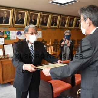 川内さんに釧路市長表彰　保護司在任２０年、意欲的な姿評価(2022-10-05)