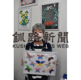 折り紙でカラフルなチョウの姿を表現　萩原さん作品展(2022-10-20)