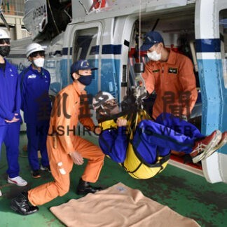 通報受理やヘリ見学　明輝高生、釧路海保で職場体験(2022-10-15)