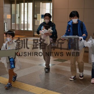 ３組の親子 避難体験　防災探険隊、実際の危険チェック(2022-10-23)