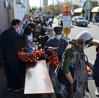 特価のタマネギに行列　きょうまで和商市場で駅西都ＳＡＬＥ(2022-10-15)