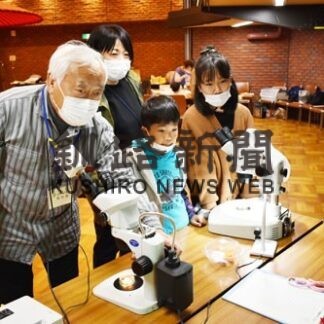 顕微鏡でチーズ観察　博物館まつり(2022-10-10)