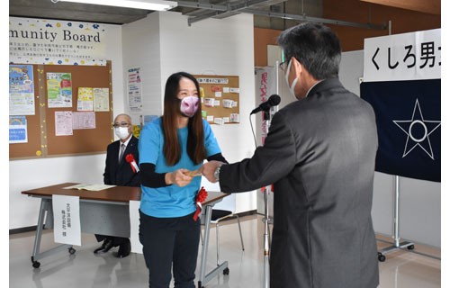 男女平等参画 ベコットと子供太平洋設備表彰(2022-10-24)