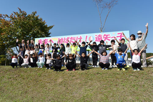 遠矢小に大型看板設置 ナンコー工芸が無償で(2022-10-03)