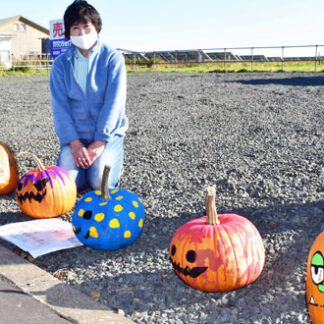 ハロウィーンカボチャ出現　井川さんら彩り(2022-10-23)