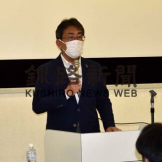 釧路市の教育課題学ぶ　岡部教育長講師に「木曜会」(2022-10-12)