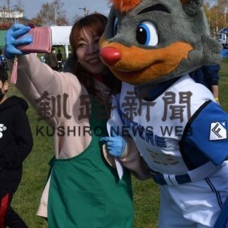 イモ袋詰めに笑顔　３年ぶり伯爵まつり盛況_1(2022-10-18)