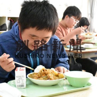 野付漁協が町教委にホッキ寄贈　給食でカレー提供_1(2022-10-20)