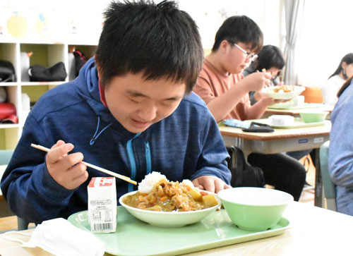 野付漁協が町教委にホッキ寄贈 給食でカレー提供_1(2022-10-20)