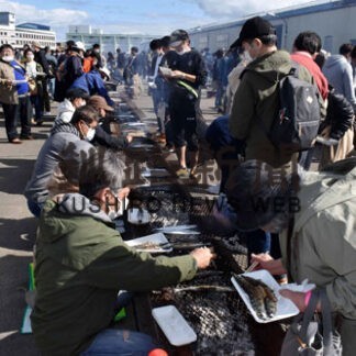 新鮮なサンマ炭火で　３年ぶりの祭り盛況(2022-10-10)