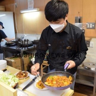 韓国の食卓の味楽しんで　公立大の留学生、和商で料理販売会(2022-10-16)