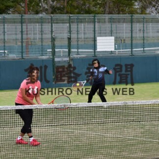 白熱のラリー展開　釧路でテニス協会杯(2022-10-05)