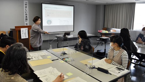 日本語の表現は簡易に、セミナーで外国人との交流増へ対応(2022-10-03)