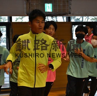 川内選手が走り方のこつ伝授　教室で小中生学ぶ(2022-10-08)