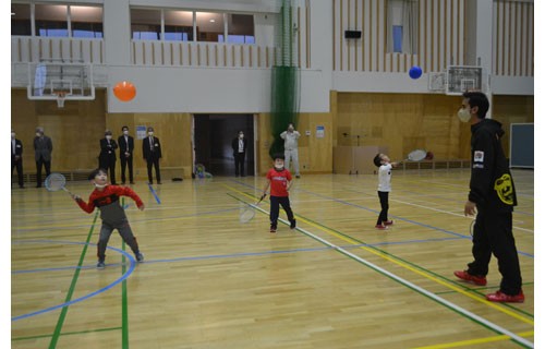 年長園児と国際交流員、バドで交流(2022-10-19)