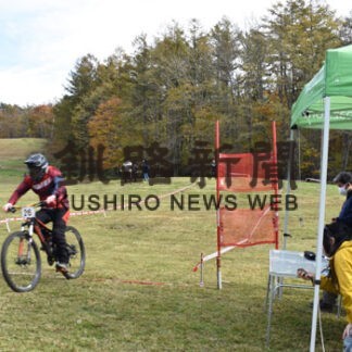 巧みな操作でＭＴＢ疾走　阿寒でショートダウンヒル大会(2022-10-29)