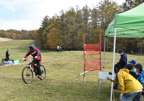 巧みな操作でMTB疾走 阿寒でショートダウンヒル大会(2022-10-29)