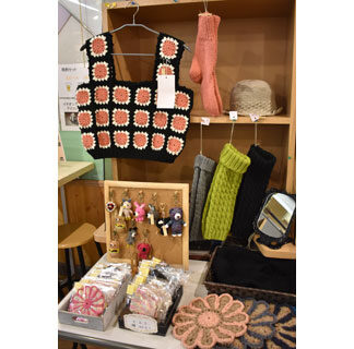 田附さんニット作品展　ベル＆リキ２８日まで(2022-10-21)
