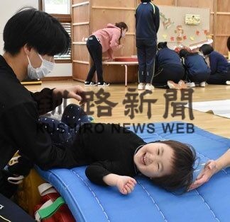 育児の大切さ学ぶ　阿寒高生体験学習、赤ちゃんと触れ合う(2022-10-18)