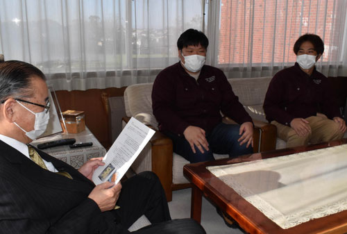 「グラタン」「ウニ」製品試作 根室市水産加工振興センター、東海大生2人と協力(2022-11-08)
