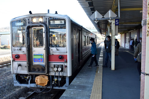 鉄道旅、愛好家ら満喫 沿線の歴史に触れる(2022-11-28)