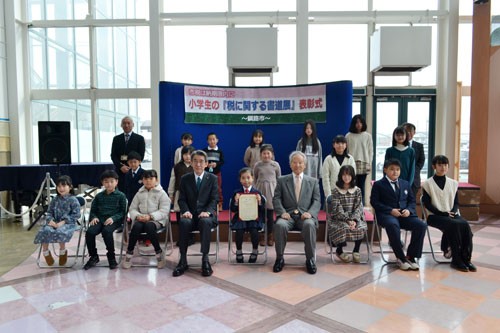 西池さん(附属義務教育学校2年)最優秀 「税に関する書道展」(2022-11-16)