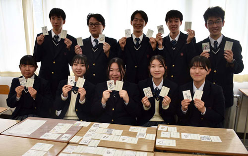 標茶高生「かるた」製作 まちの特産品、観光名所PR(2022-11-24)