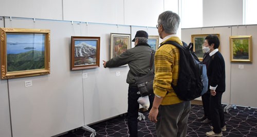 油彩作品の成果見て 朱の会作品展13日まで(2022-11-08)