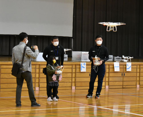 ドローン操縦 児童ら楽しむ 芦野小PTA祭(2022-11-03)