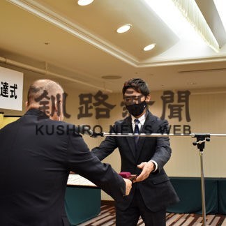 ４人に緑十字銅章　全日本交通安全協会(2022-11-16)