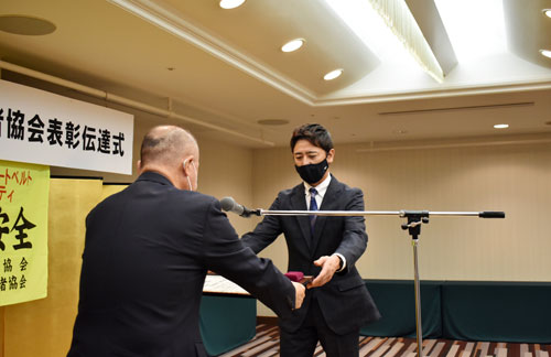 4人に緑十字銅章 全日本交通安全協会(2022-11-16)