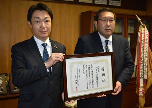 釧路北陽高校に液晶テレビ寄贈 北陸銀奨学助成団体(2022-11-18)