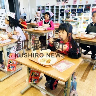 地場産食材給食 児童「おいしい」　白糠町内学校に町教委提供(2022-11-16)