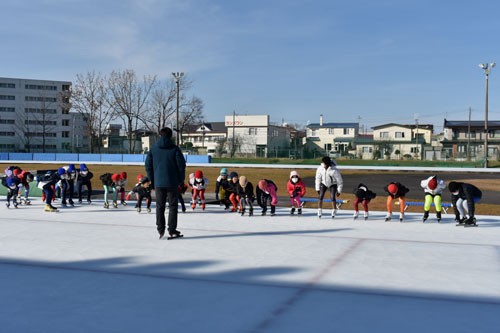 元五輪選手が実技指導 出島氏講師にスケート教室(2022-11-24)