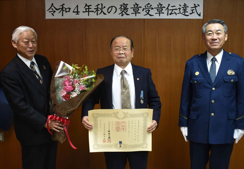 田中さんの功績たたえる 藍綬褒章で伝達式(2022-11-26)