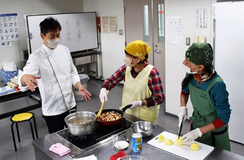 牛乳を使い主婦ら料理 釧路消費者協会教室 (2022-11-21)